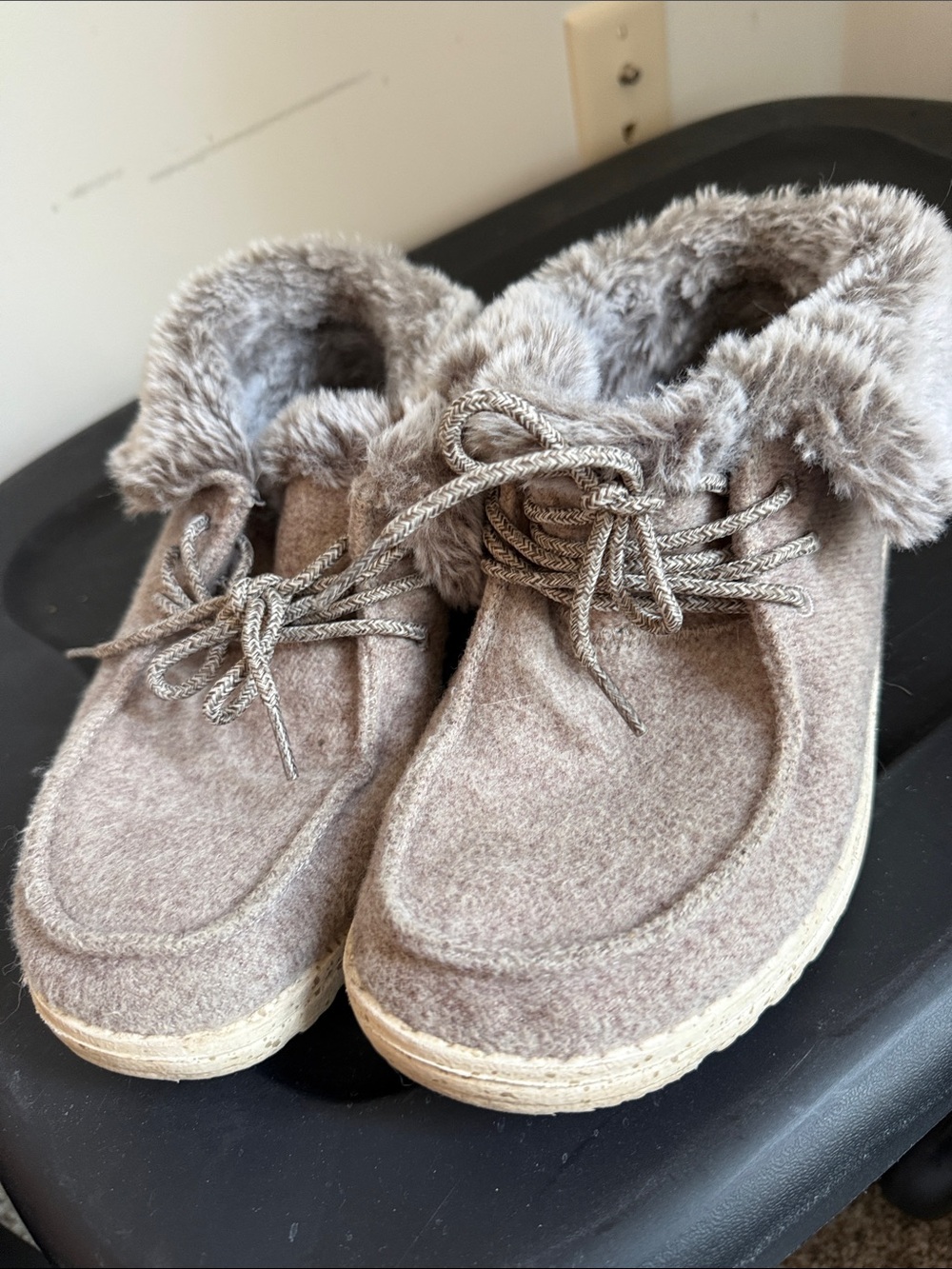 Cozy women’s hey dude shoes sz 6